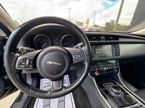 Used 2017 Jaguar XF Premium image 9