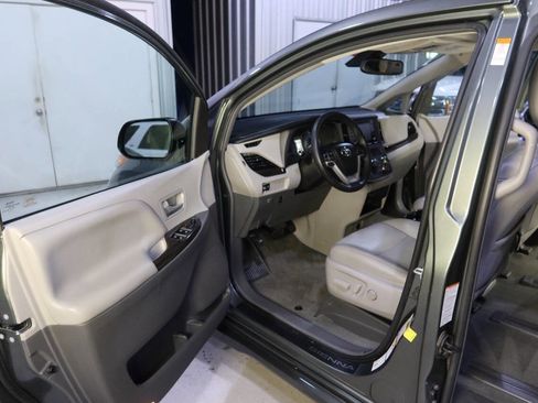 Used 2018 Toyota Sienna XLE w/ Protection Package image 19