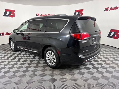 Used 2019 Chrysler Pacifica Touring-L FWD image 5