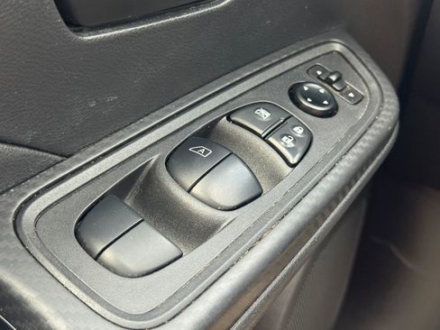 Used 2025 Nissan Versa S w/ Trunk Package image 18