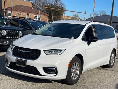 Used 2024 Chrysler Pacifica Touring-L image 2