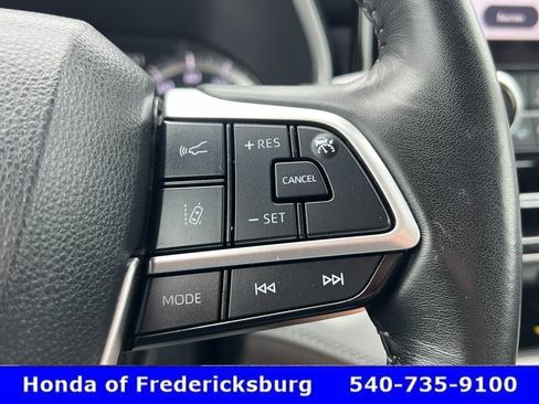 Used 2023 Toyota Highlander XLE FWD image 19