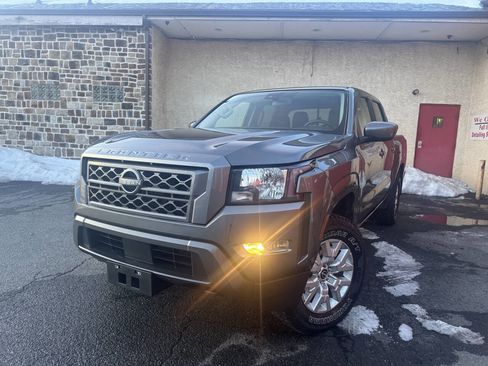 Used 2022 Nissan Frontier SV image 2