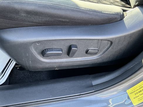 Used 2018 Nissan Rogue SV image 15