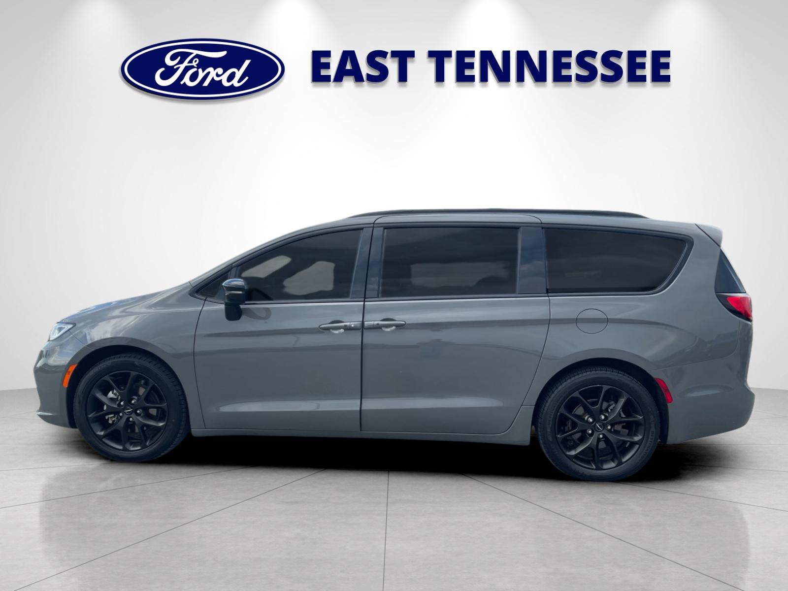 Used 2025 Chrysler Pacifica Limited FWD image 6