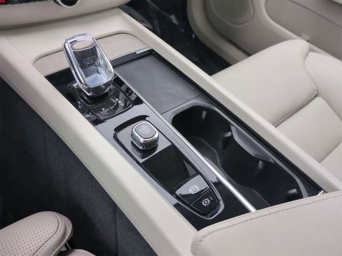 Used 2022 Volvo XC60 B5 Inscription w/ Advanced Package image 28