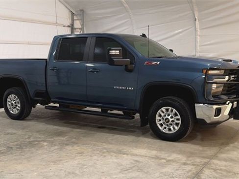 Used 2024 Chevrolet Silverado 2500 LT w/ Convenience Package image 2
