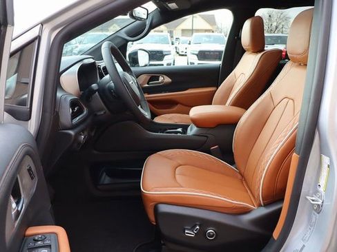 New 2026 Chrysler Pacifica Pinnacle image 12