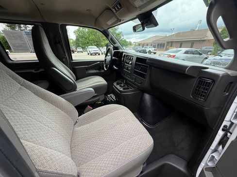 Used 2025 GMC Savana 3500 LT w/ LT Preferred Equipment Group RWD image 8