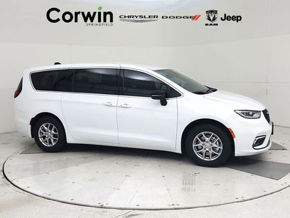 New 2026 Chrysler Pacifica Select