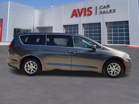 Used 2023 Chrysler Pacifica Touring-L FWD image 5
