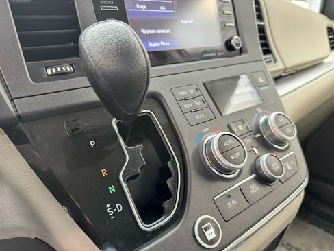 Used 2018 Toyota Sienna LE FWD image 16