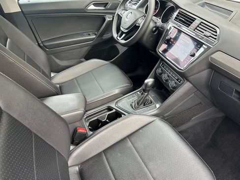 Used 2021 Volkswagen Tiguan SE w/ Panoramic Sunroof Package image 17