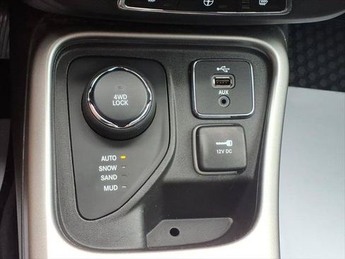 Used 2018 Jeep Compass Latitude w/ Cold Weather Group AWD/4WD image 24