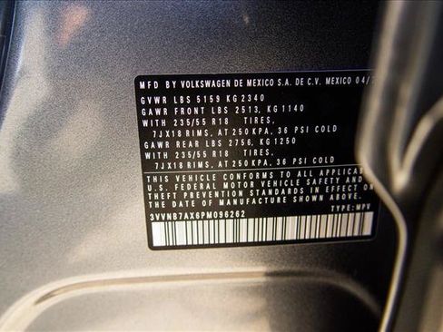Used 2023 Volkswagen Tiguan SE w/ Panoramic Sunroof Package FWD image 28