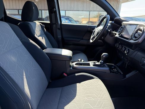 Used 2020 Toyota Tacoma TRD Sport w/ Technology Package AWD/4WD image 40