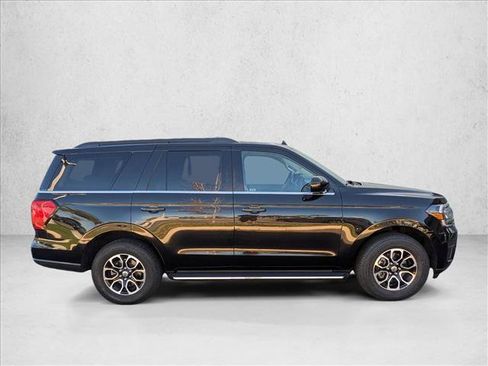 Used 2022 Ford Expedition XLT image 4