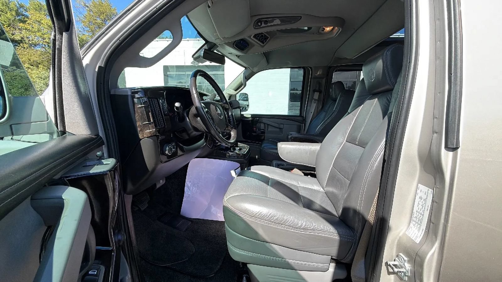 Used 2019 GMC Savana 2500 w/ Enhanced Convenience Package RWD image 18