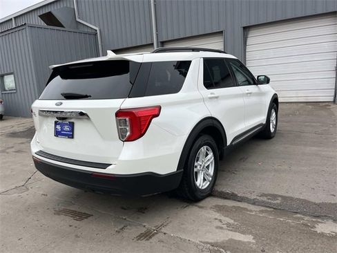 Used 2023 Ford Explorer XLT image 3