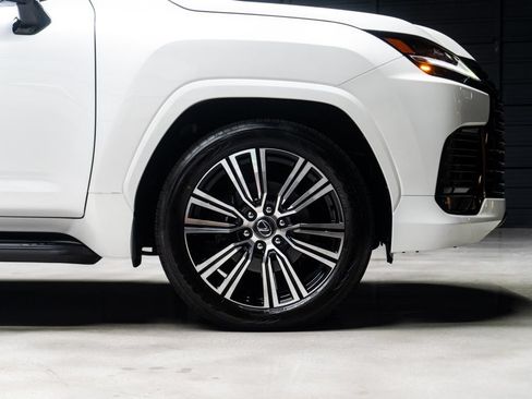 Used 2025 Lexus LX 600 4WD w/ Appearance Package image 11
