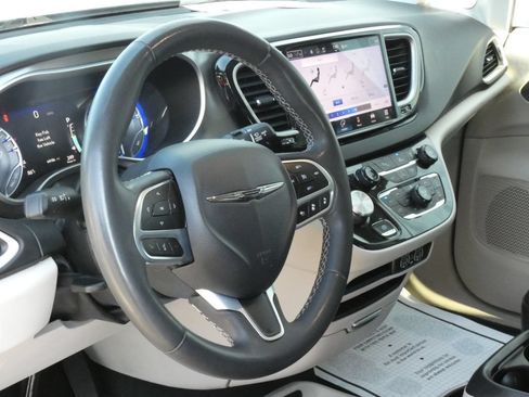 Used 2023 Chrysler Pacifica Touring-L FWD image 11