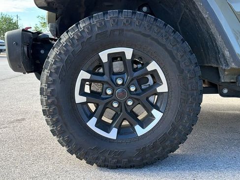 Used 2025 Jeep Gladiator Rubicon image 12