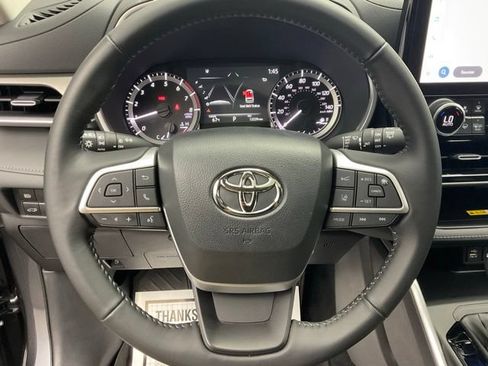 Used 2023 Toyota Highlander XLE AWD/4WD image 14
