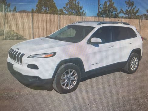 Used 2018 Jeep Cherokee Latitude w/ Safety Group image 16