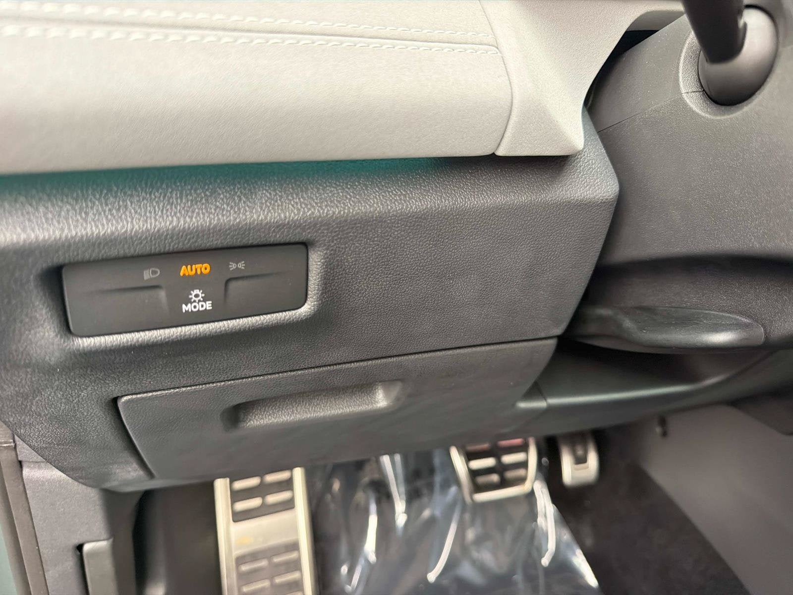Certified 2026 Volkswagen Tiguan SE R-Line FWD image 30