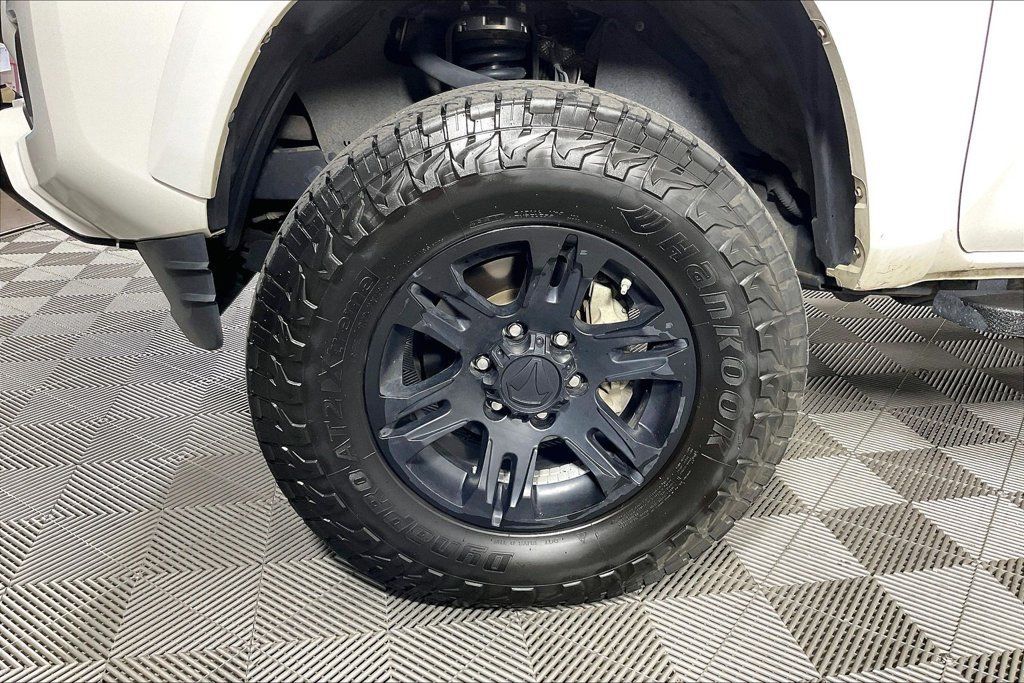Used 2019 Toyota Tacoma SR5 AWD/4WD image 10
