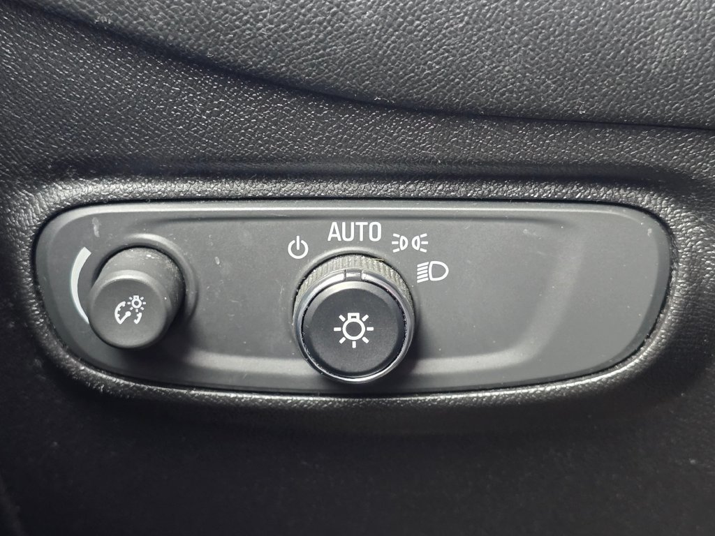 Used 2018 Chevrolet Equinox LT FWD image 29