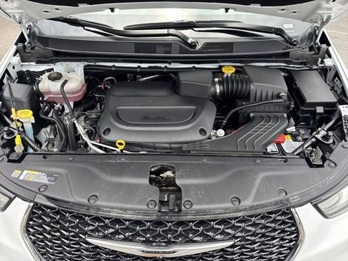 Used 2025 Chrysler Pacifica Select FWD image 36