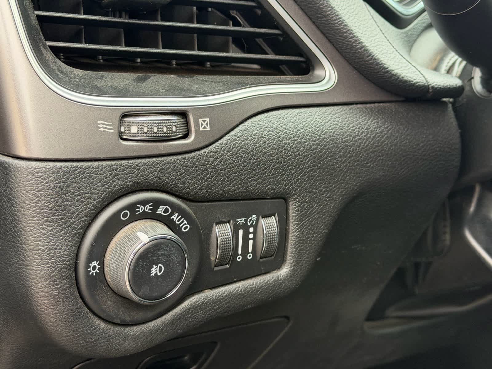 Used 2020 Jeep Cherokee Latitude Plus FWD image 21
