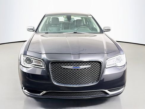 Used 2018 Chrysler 300 Limited RWD image 2