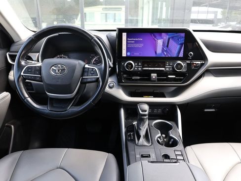 Used 2023 Toyota Highlander XLE FWD image 23