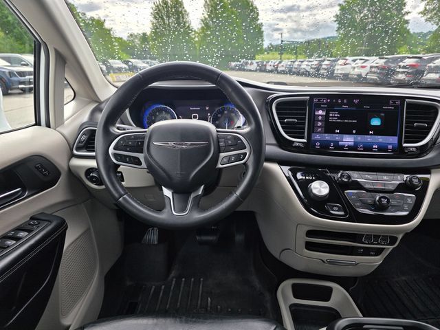 Used 2022 Chrysler Pacifica Touring-L FWD image 21