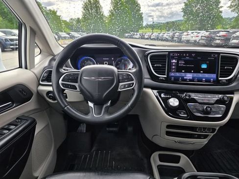 Used 2022 Chrysler Pacifica Touring-L FWD image 21