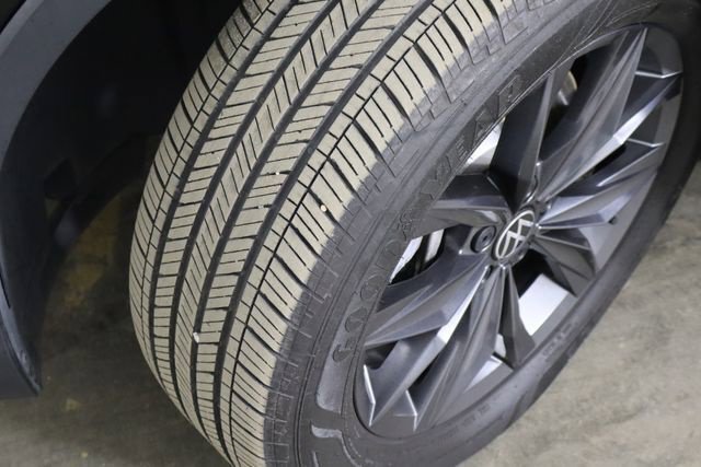 Used 2023 Volkswagen Tiguan SE FWD image 39