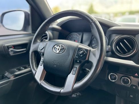 Used 2018 Toyota Tacoma TRD Off-Road AWD/4WD image 11