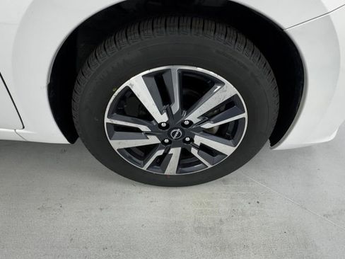 Used 2023 Nissan Versa SV FWD image 9