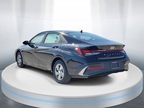Used 2026 Hyundai Elantra SE FWD image 3