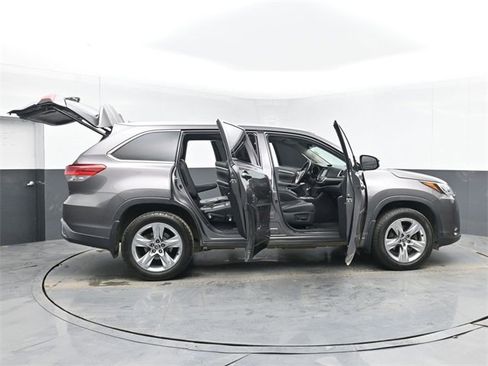 Used 2017 Toyota Highlander Limited image 55
