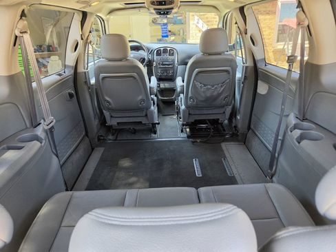 Used 2005 Dodge Grand Caravan SXT w/ Leather Interior Group FWD image 16