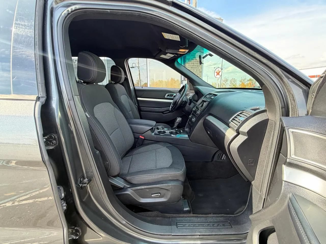 Used 2017 Ford Explorer XLT AWD/4WD image 31