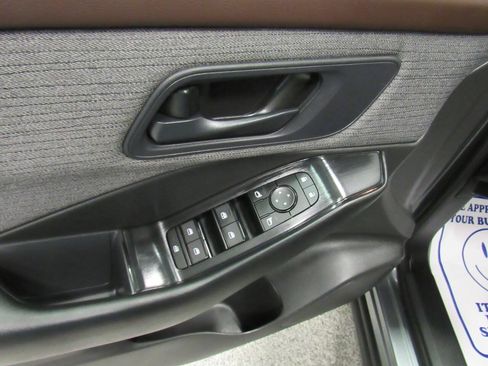 Used 2023 Nissan Rogue S AWD/4WD image 29