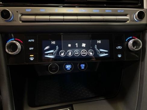 Used 2025 Genesis G70 2.5T image 29