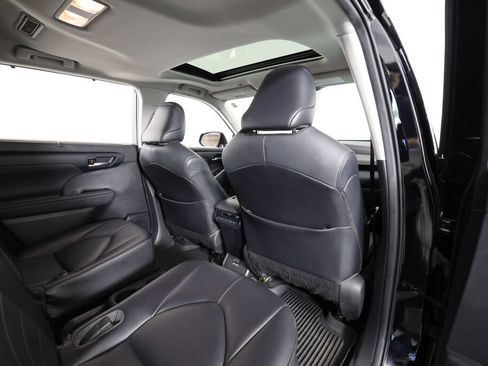 Used 2021 Toyota Highlander XLE AWD/4WD image 20