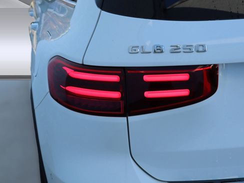 Used 2025 Mercedes-Benz GLB 250 image 10
