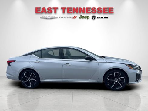 Used 2024 Nissan Altima 2.5 SR FWD image 2