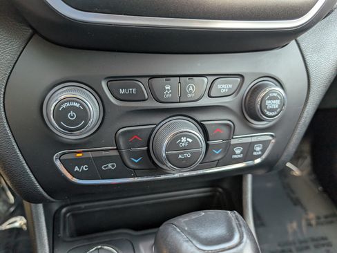 Used 2023 Jeep Cherokee Trailhawk w/ Sun & Sound Group AWD/4WD image 28